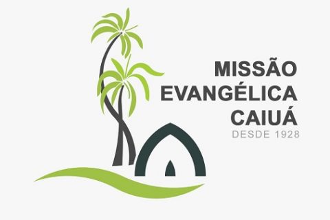2 palmeiras e uma tenda em verde e marrom, além de do texto "MISSÃO EVANGÉLICA CAIUÁ"